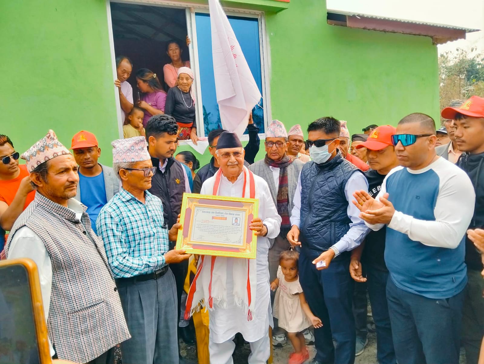 <span class='c1'>एमाले अध्यक्ष</span> <span class='c2'>ओलीलाई अभिनन्दन</span>