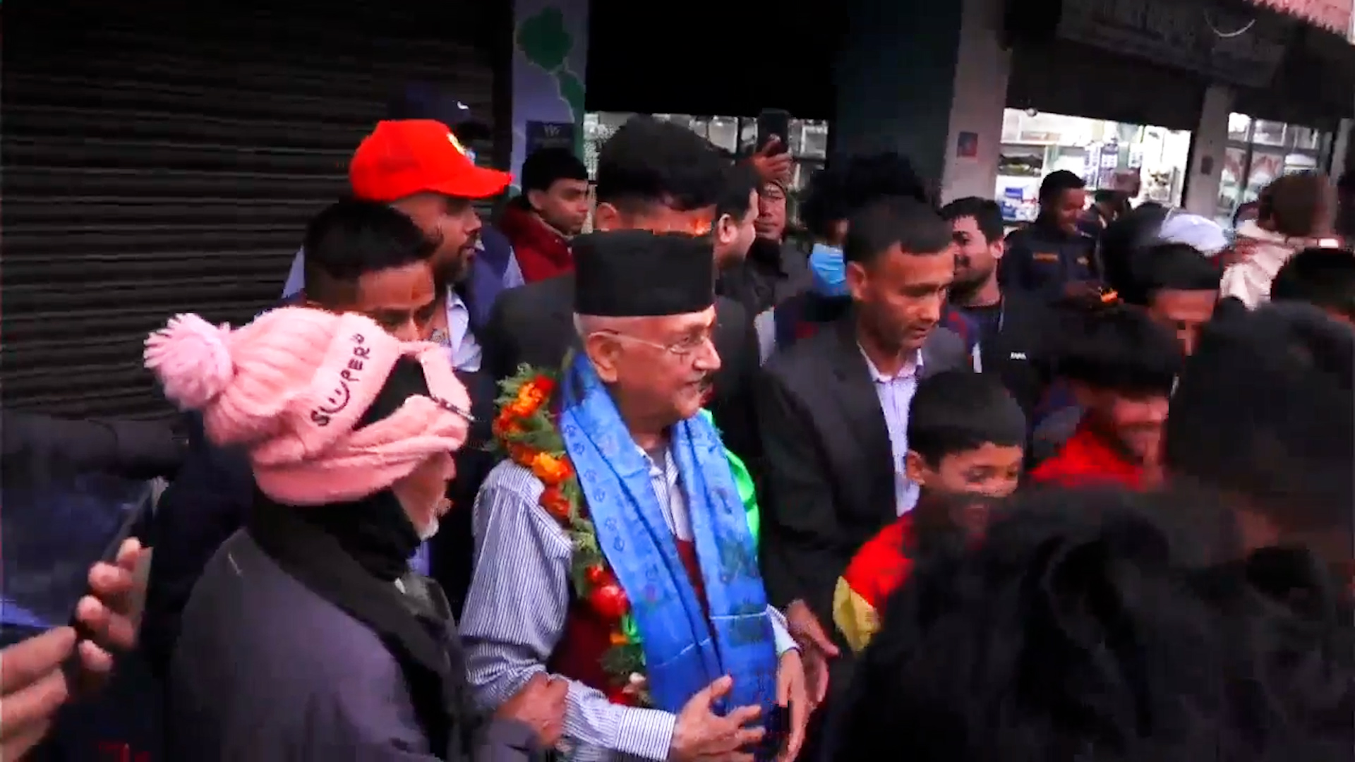 <span class='c1'>झापाली मतदाता एवम शुभेच्छुकहरुसँग</span> <span class='c2'>साक्षात्कार गर्दै ओली</span>