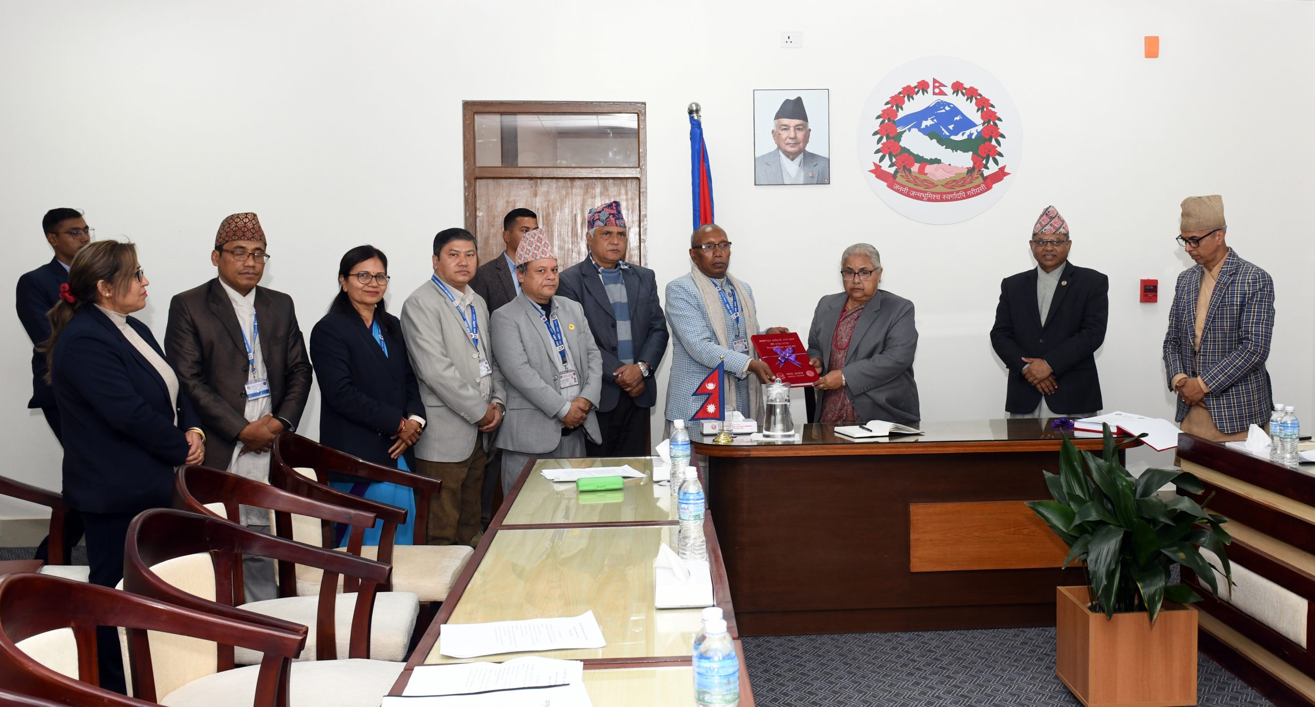 <span class='c1'>विभिन्न भाषाहरु हाम्रा सम्पत्ति भएकाले</span> <span class='c2'>मर्न दिनुहुँदैन : प्रधानमन्त्री</span>