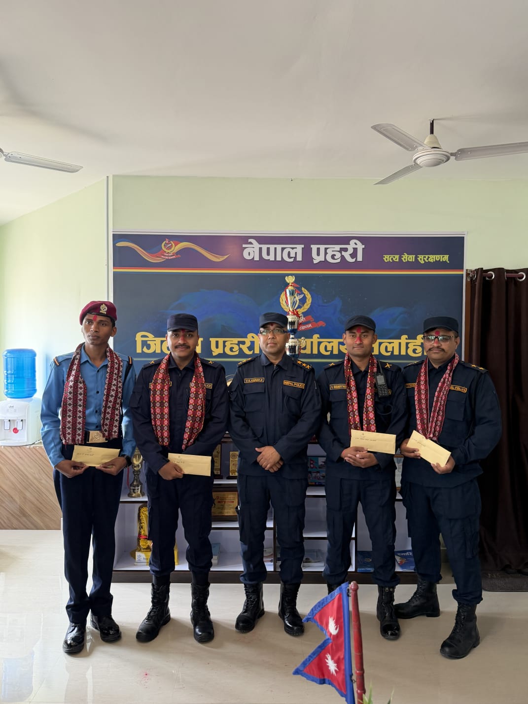 <span class='c1'>सर्लाहीमा सब–ईन्जिनियर हत्या प्रकरणको सफल</span> <span class='c2'>अनुसन्धान गरेका चार प्रहरी पुरस्कृत</span>