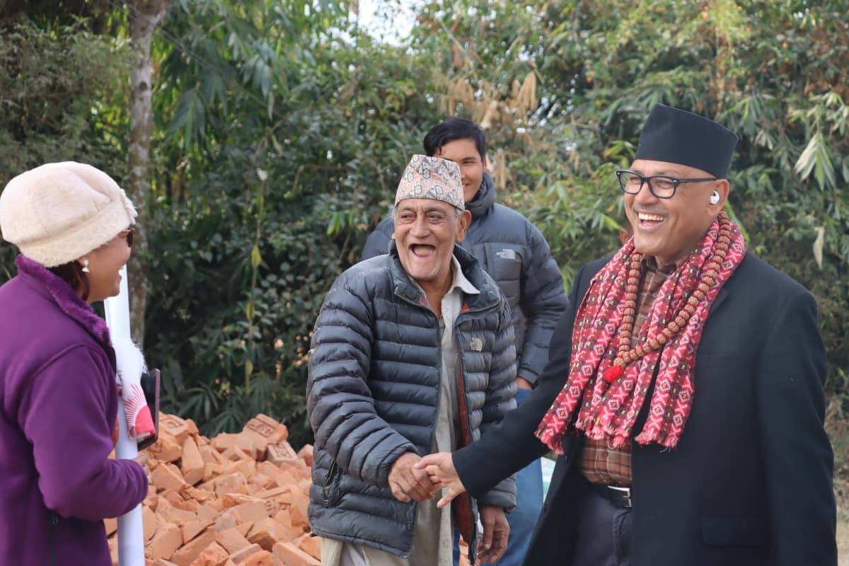 <span class='c1'>पूर्वराजदूत डा.कार्की चुनावी मैदानमा : सात</span> <span class='c2'>बुँदे प्रतिवद्धता पत्र लिएर मतदाता भेट्दै</span>