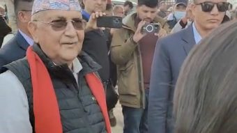 <span class='c1'>भेटघाटमा ओली : देश विकासका</span> <span class='c2'>लागि विश्राम नलिन मतदाताको आग्रह</span>