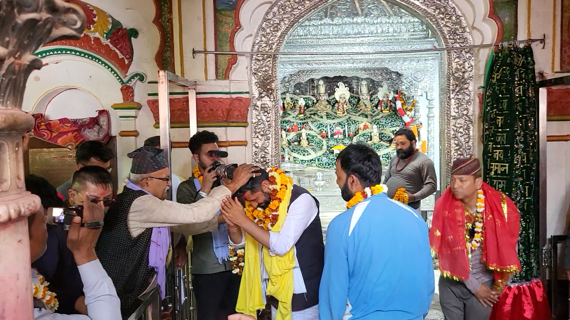 <span class='c1'>रवि लामिछानेले गरे जनकपुरधामको जानकी</span> <span class='c2'>मन्दिरमा दर्शन एव् पूजापाठ</span>