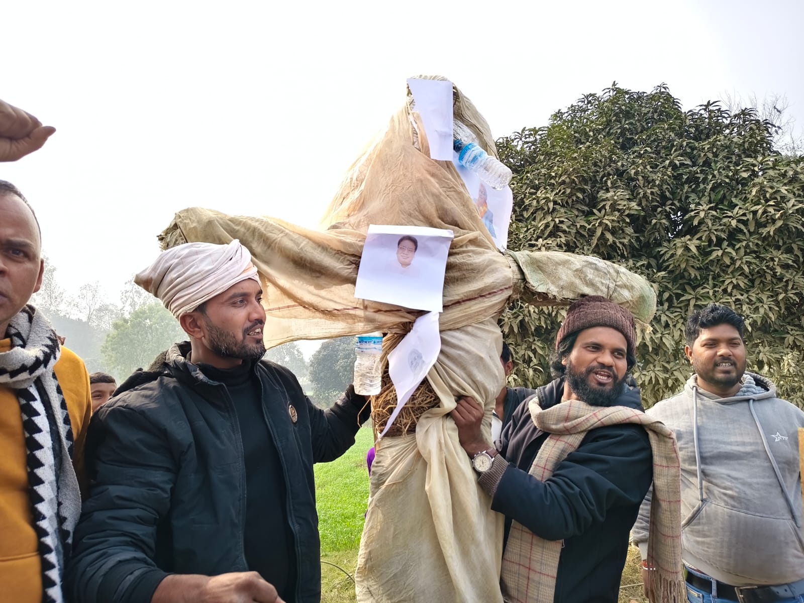 <span class='c1'>सिरहामा सवारी दुर्घटनाविरुद्ध प्रदर्शन,</span> <span class='c2'>ठेकेदारको पुतला जलाइयो</span>