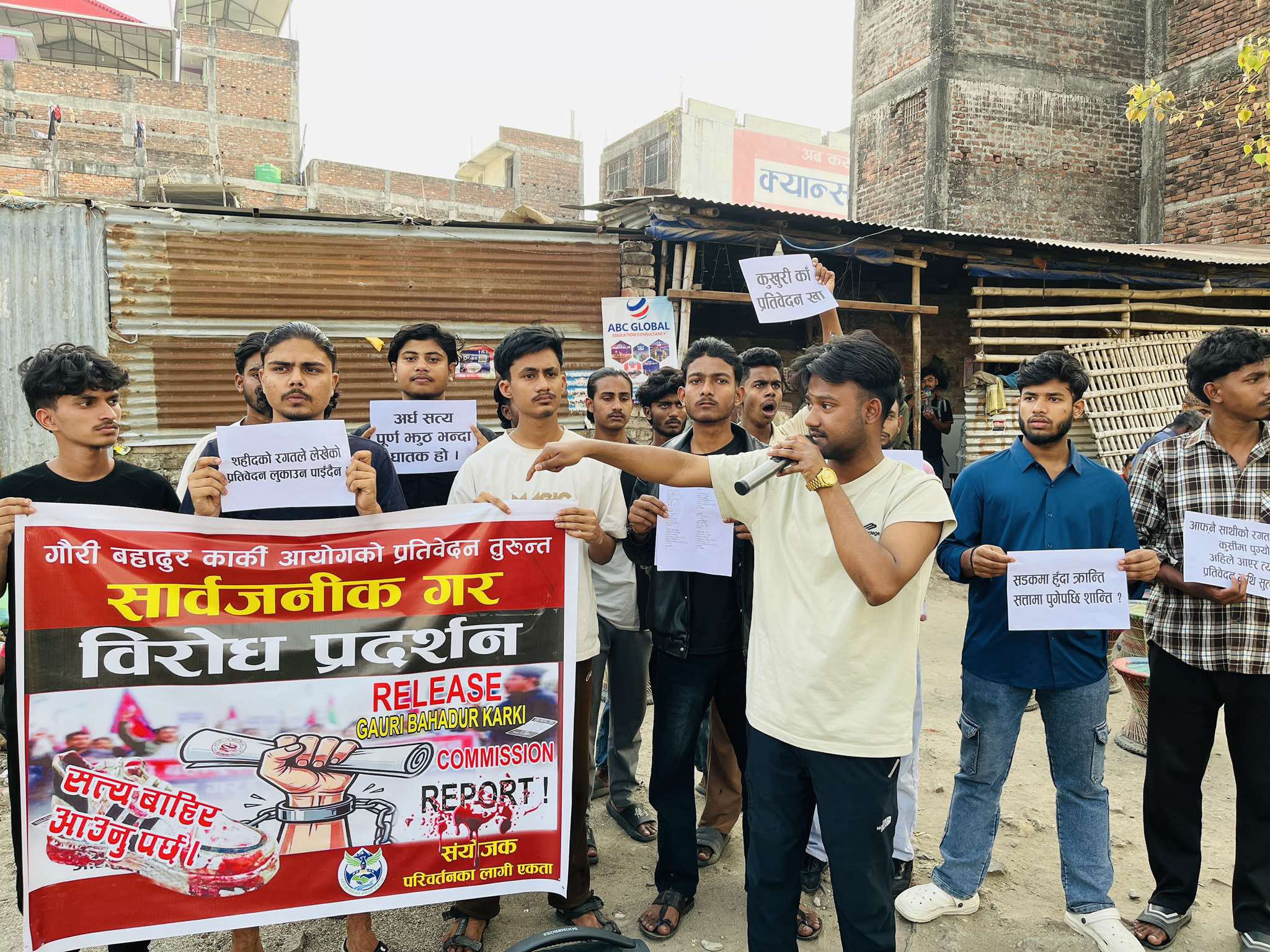 <span class='c1'>विराटनगरमा जेन–जी युवाको प्रदर्शन, कार्की</span> <span class='c2'>आयोगको प्रतिवेदन सार्वजनिक गर्न माग</span>