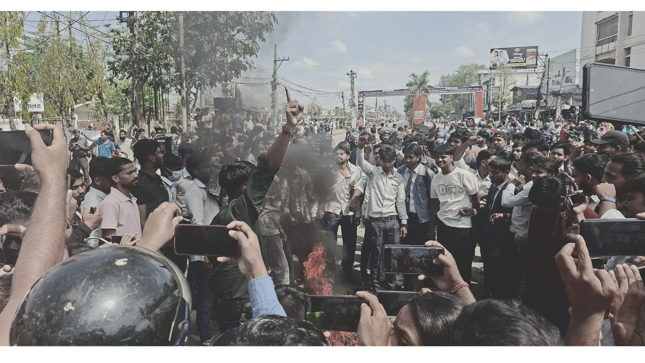 <span class='c1'>आन्तरिक विवादले परीक्षा रोकिएपछि विरगन्जको</span> <span class='c2'>हरि खेतान क्याम्पस रणमैदानमा परिणत</span>