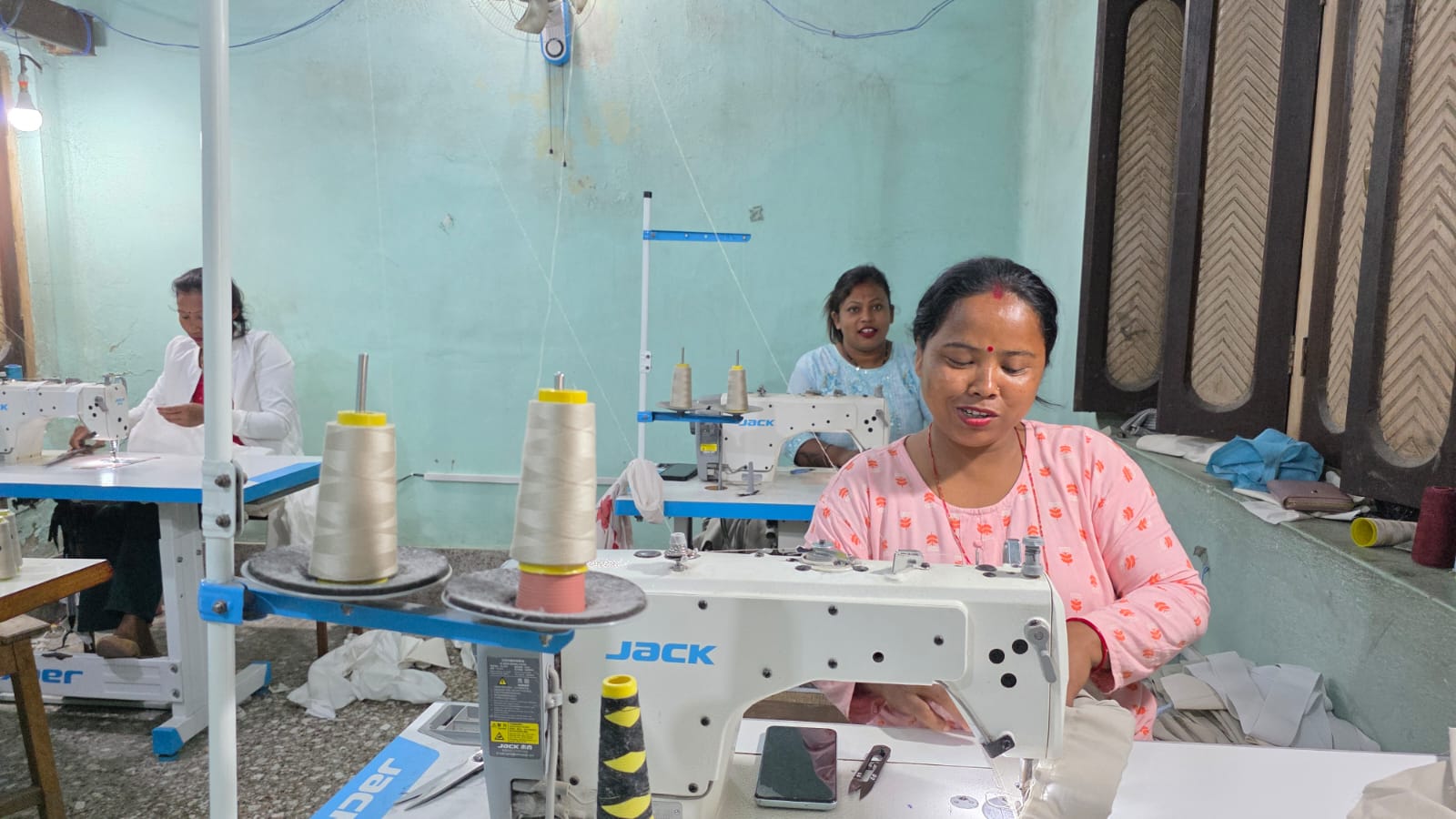 <span class='c1'>विराटनगरका ७५ जना गृहिणी महिलाहरुलाई</span> <span class='c2'>गार्मेन्ट तालिम पस्चात सिधै जागिर</span>