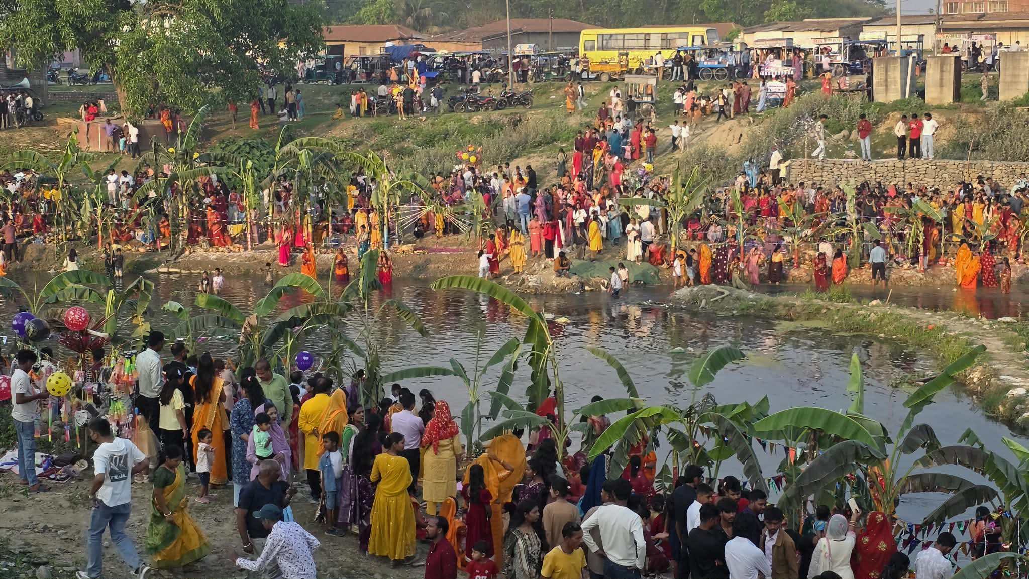 <span class='c1'>विराटनगरमा पनि धुमधामका साथ मनाए चैती</span> <span class='c2'>छठ पुजा (फोटो फिचर )</span>