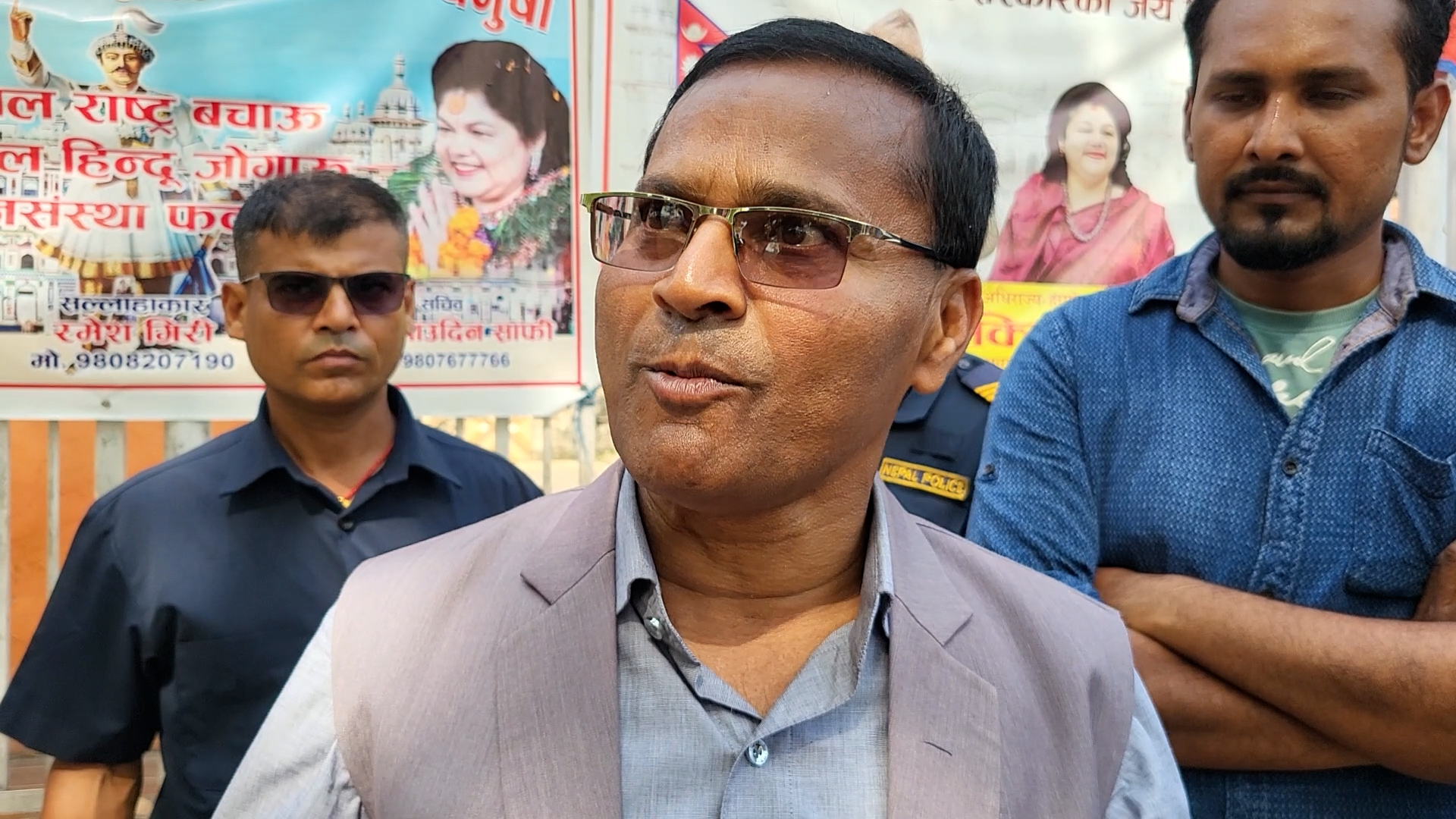 <span class='c1'>फुटपाथ खाली गराउन मधेश प्रदेशका गृह,सञ्चार</span> <span class='c2'>तथा कानुनमन्त्री आफैं आए सडकमा</span>