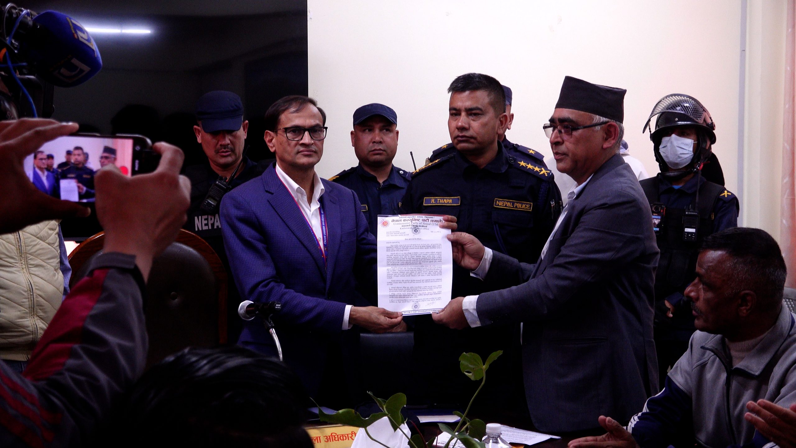 <span class='c1'>एमाले काठमाडौंद्वारा ओलीको रिहाइको मागसहित</span> <span class='c2'>जिल्ला प्रशासन कार्यालयमा ज्ञापन पत्र</span>