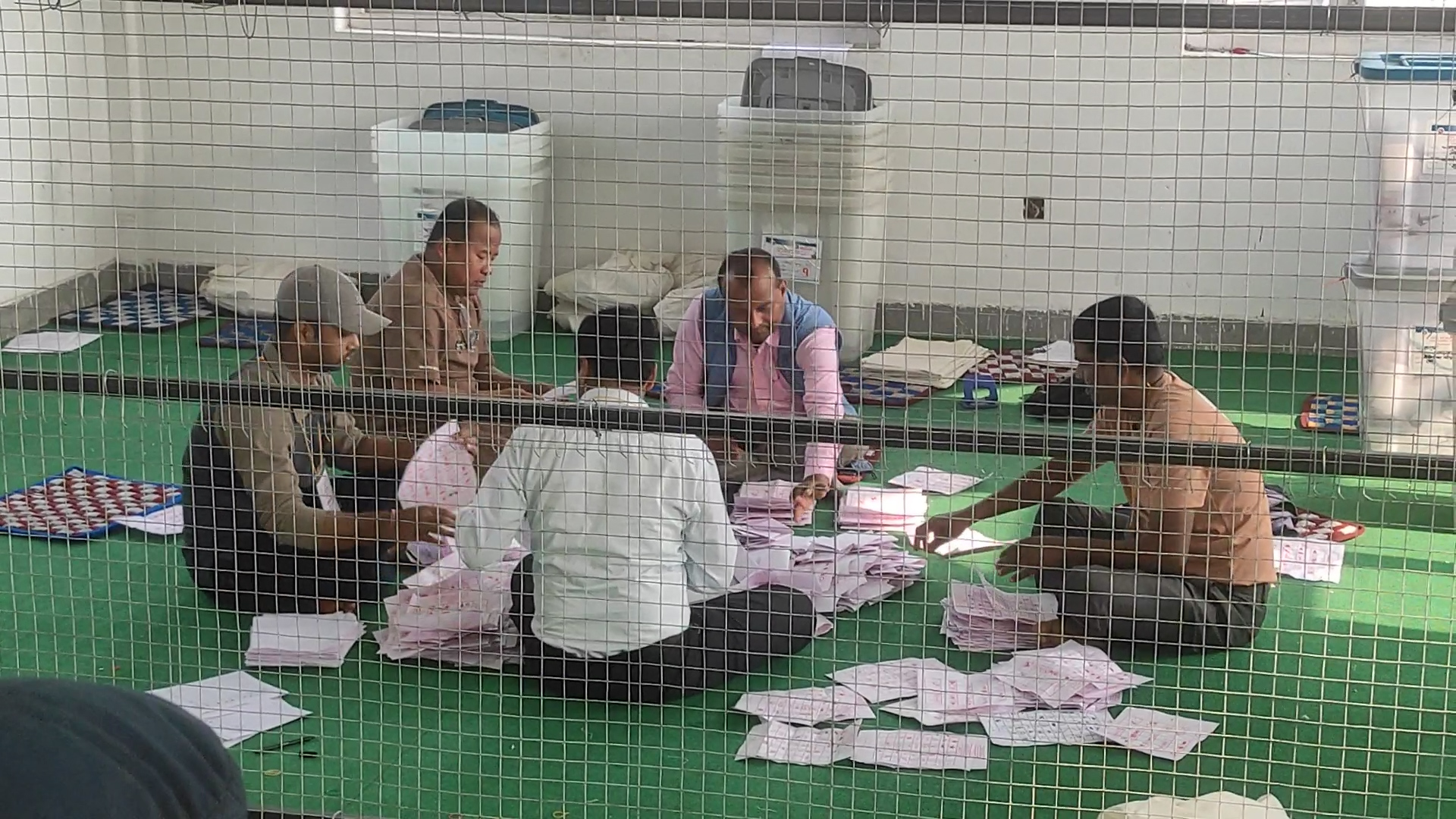 <span class='c1'>धनुषा ३ मा रास्वपाको</span> <span class='c2'>अग्रता, कांग्रेस दोस्रो</span>