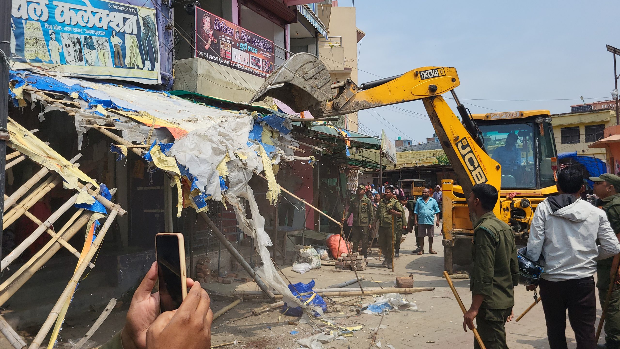 <span class='c1'>गंगा सागर पोखरी नजिक अनाधिकृत टहरा</span> <span class='c2'>र फुटपाथका पसलहरुमा चल्यो डोजर</span>