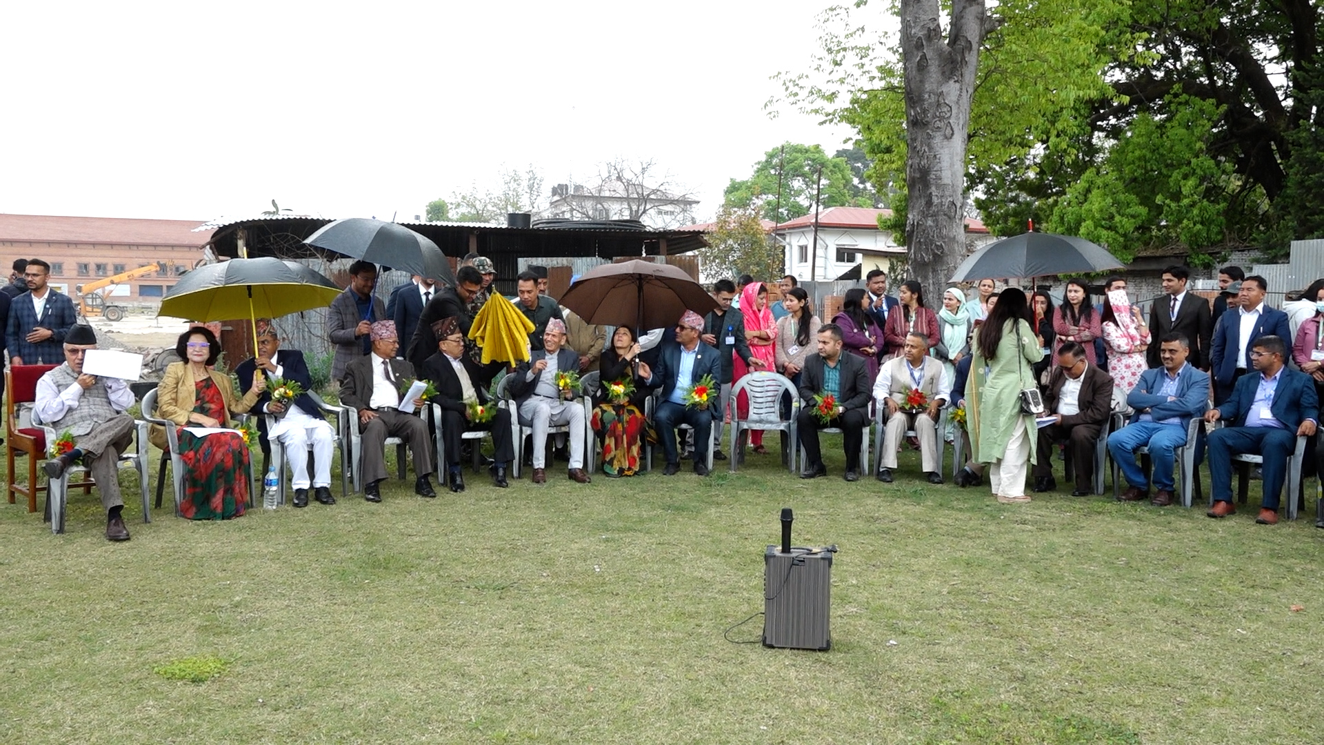 <span class='c1'>सिंहदरबार परिसरमा वृक्षारोपण :</span> <span class='c2'>फुर्सदिला मन्त्रीहरु उत्साहपूर्वक सहभागि</span>