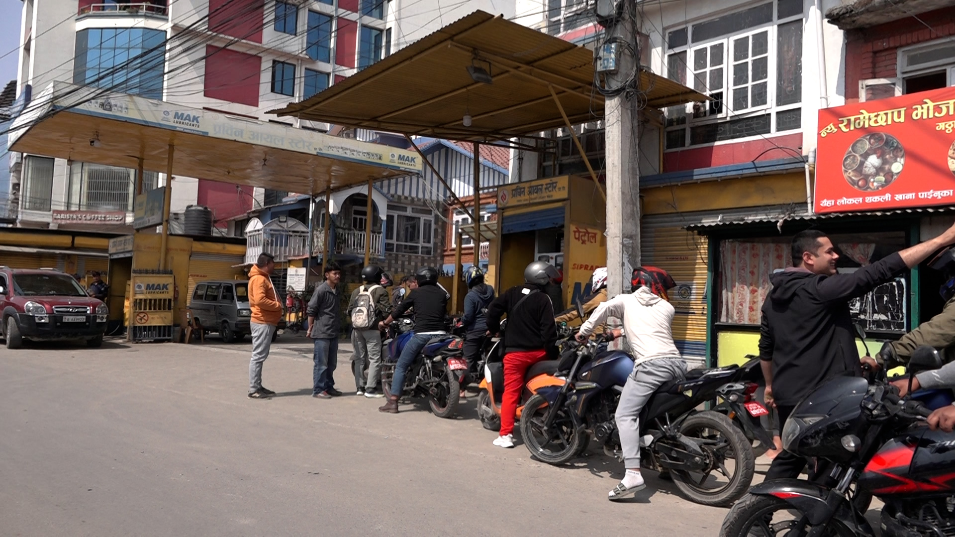 <span class='c1'>पेट्रोलियम पदार्थको अभाव हुनसक्ने आशंकमा</span> <span class='c2'>पेट्रोल पम्पहरुमा उपभोक्ताहरुको भिड</span>