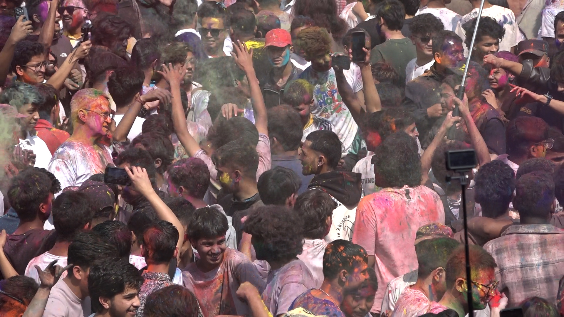 <span class='c1'>आज तराईकामा</span> <span class='c2'>होली मनाउँदै</span>