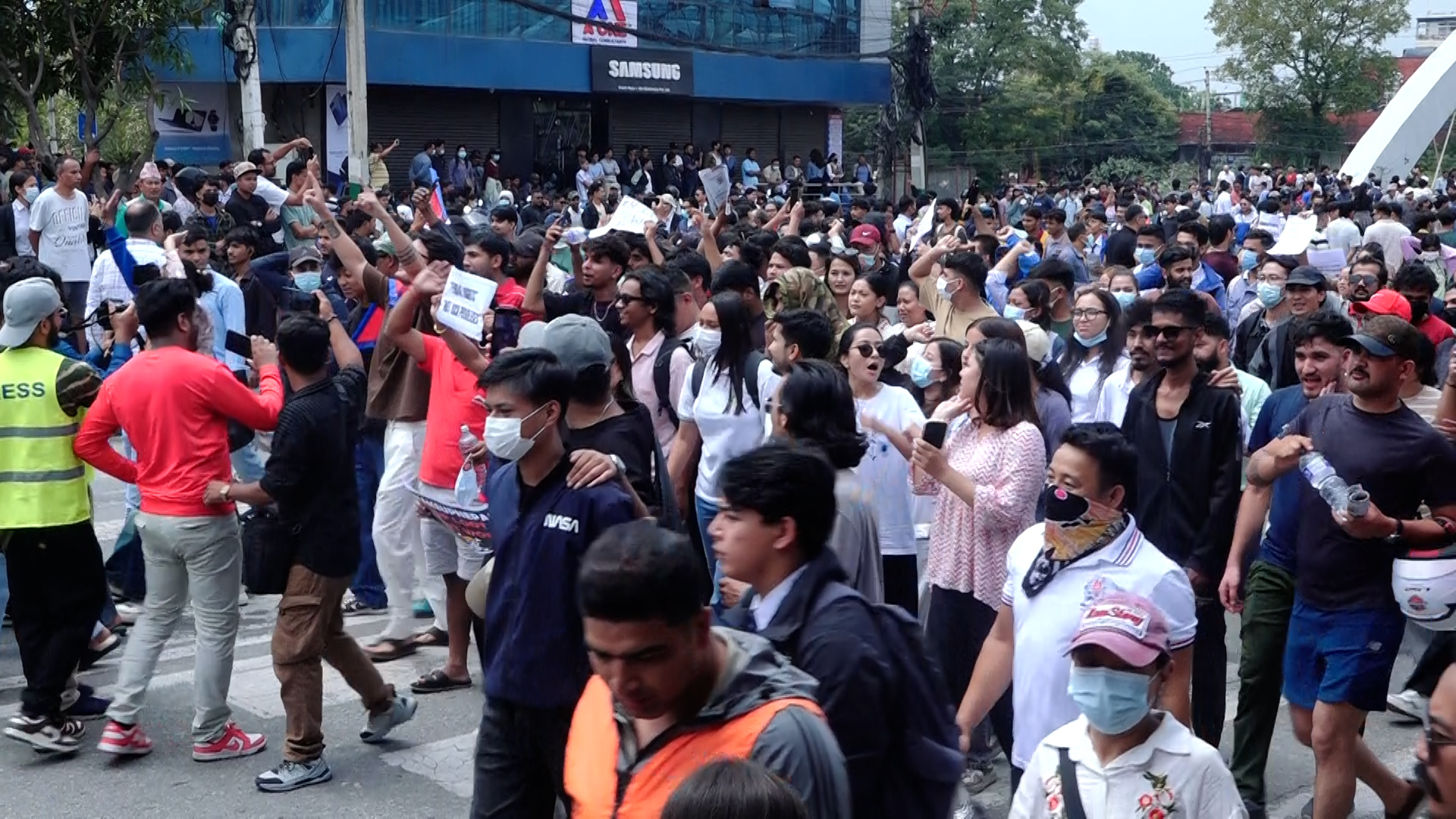 <span class='c1'>कार्की आयोग प्रतिवेदन सार्वजनिक गर्न</span> <span class='c2'>जेनजी मुभमेन्ट नेपालको माग</span>