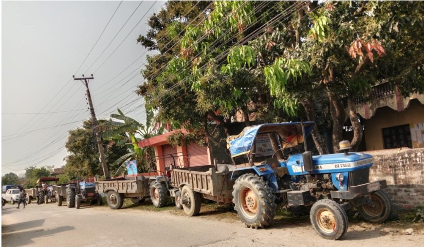 <span class='c1'>चन्द्रपुरको चाँदी खोलामा सशस्त्र प्रहरीको छापा : अवैध</span> <span class='c2'>बालुवा उत्खननमा संलग्न ८ ट्र्याक्टर र चालक नियन्त्रणमा</span>