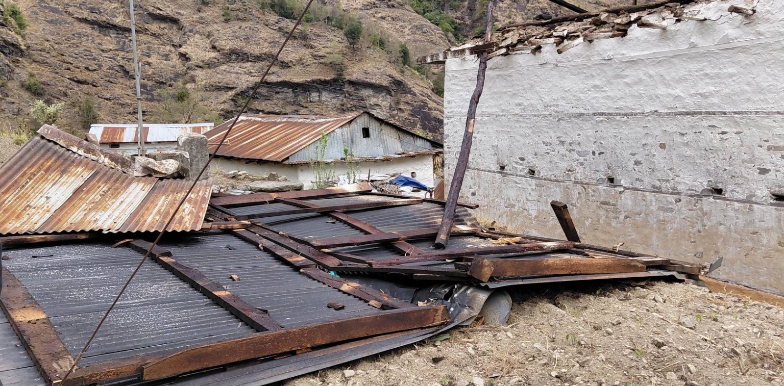 <span class='c1'>रामेछाप र दोलखामा हावा</span> <span class='c2'>हुरीले पुर्यायो क्षति</span>