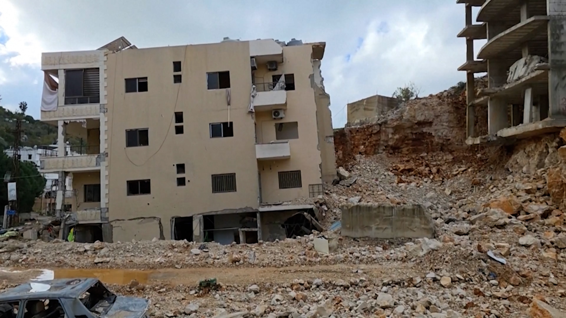 <span class='c1'>इजरायल–लेबनान तनाव, लेबनानमा कम्तीमा</span> <span class='c2'>३० हजार मानिसहरू विस्थापित</span>