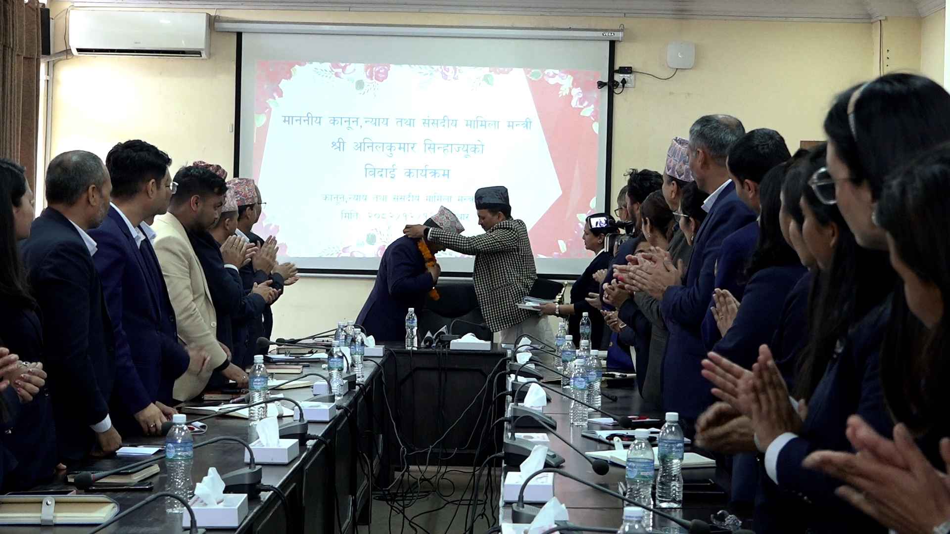 <span class='c1'>विदाइ समारोहमा मन्त्री सिन्हाले भने :</span> <span class='c2'>विषम परिस्थितिमा जिम्मेवारी पूरा गरें</span>