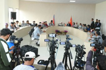 <span class='c1'>पार्टीमाथि भएको आक्रमणको डटेर सामना</span> <span class='c2'>गर्न नवनिर्वाचित सांसदहरुलाई ओलीको निर्देशन</span>