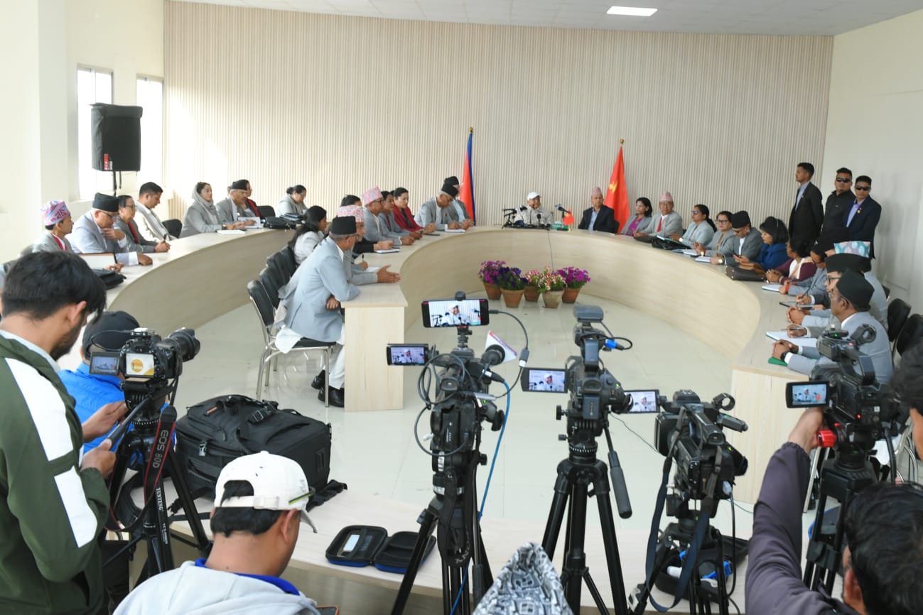 <span class='c1'>पार्टीमाथि भएको आक्रमणको डटेर सामना</span> <span class='c2'>गर्न नवनिर्वाचित सांसदहरुलाई ओलीको निर्देशन</span>