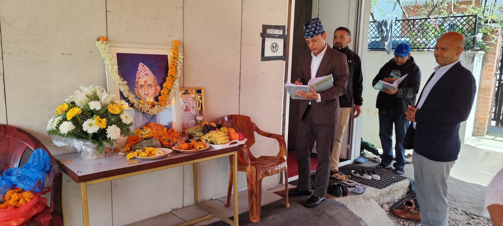 <span class='c1'>डीपी अर्याल केपी ओलीलाई</span> <span class='c2'>भेट्न भक्तपुरस्थित गुण्डु निवासमा</span>