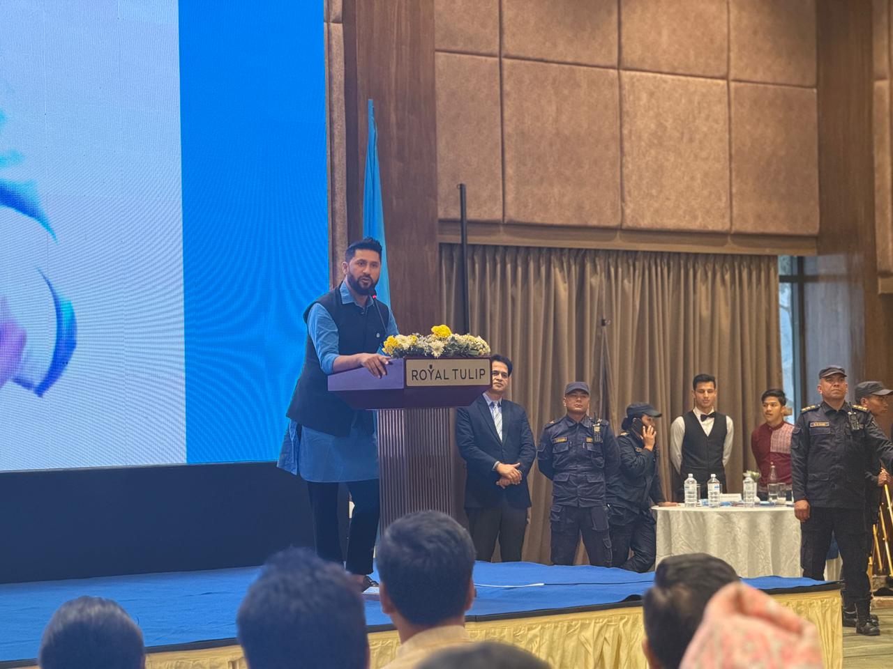 <span class='c1'>कुनै गुट बनाउनु पर्दैन, घण्टी मुनी</span> <span class='c2'>सबै अटाउन सक्छौँ : रवि लामिछाने</span>