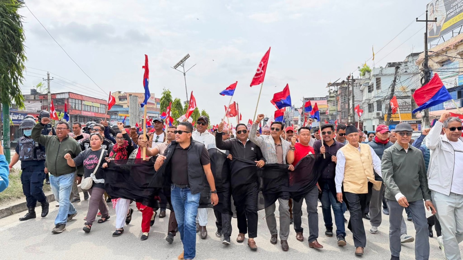 <span class='c1'>सरकारको रवैयाविरुद्ध झापामा</span> <span class='c2'>सडकमा उत्रियो एमाले</span>