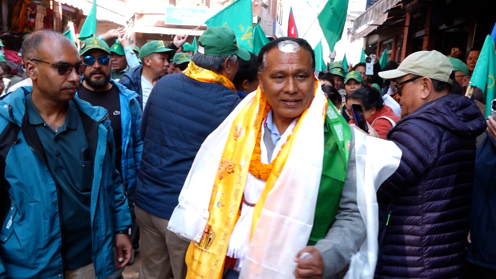 <span class='c1'>काठमाडौं ३ मा घरदैलो गरेका मतदाता</span> <span class='c2'>भन्छन : ‘कुलमानले हारे देश हार्छ’</span>