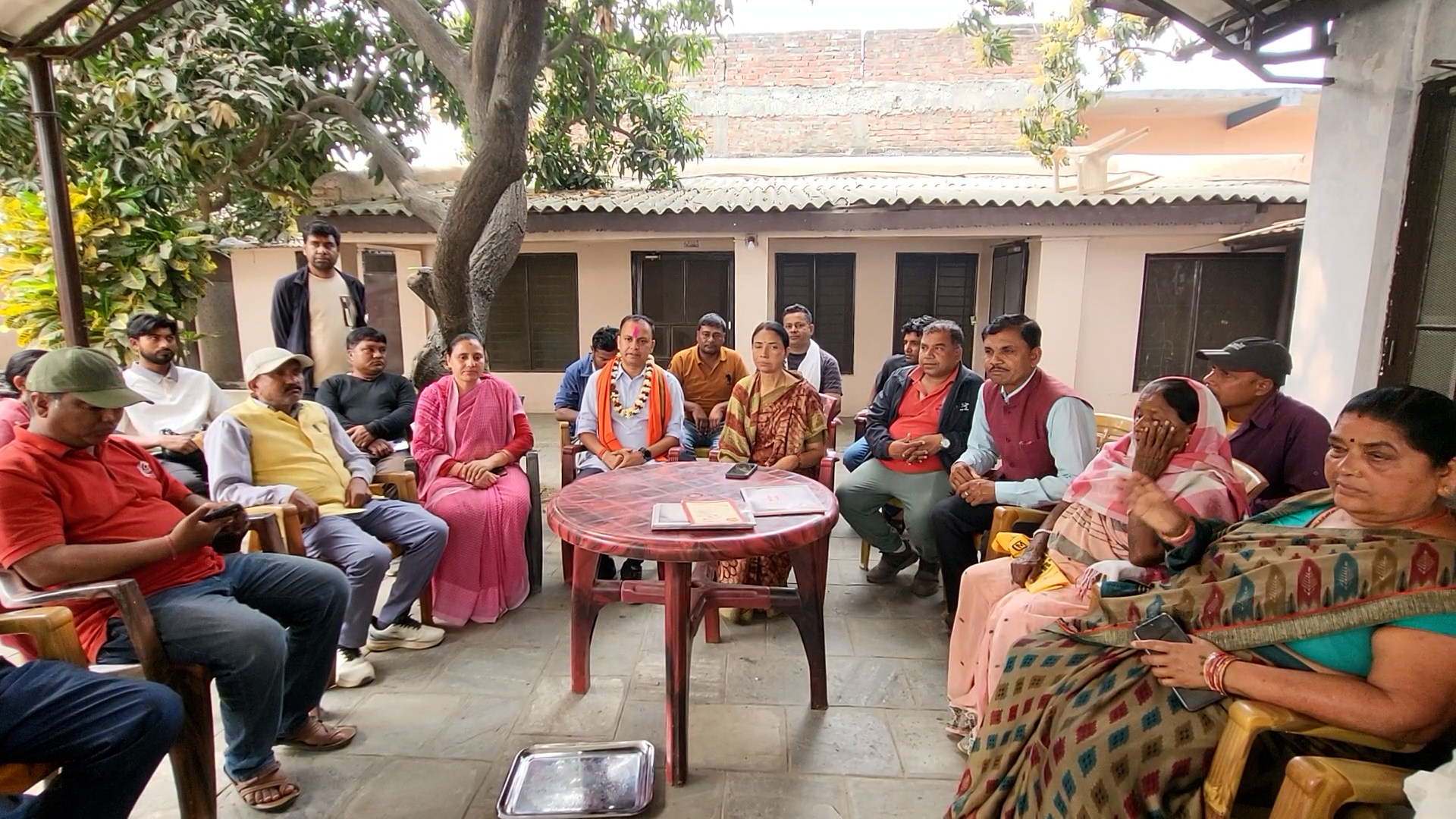 <span class='c1'>विजयी भएका मनिष झाको नयाँ शैली</span> <span class='c2'>: पराजितसँग भेट्ने र परामर्श लिने</span>