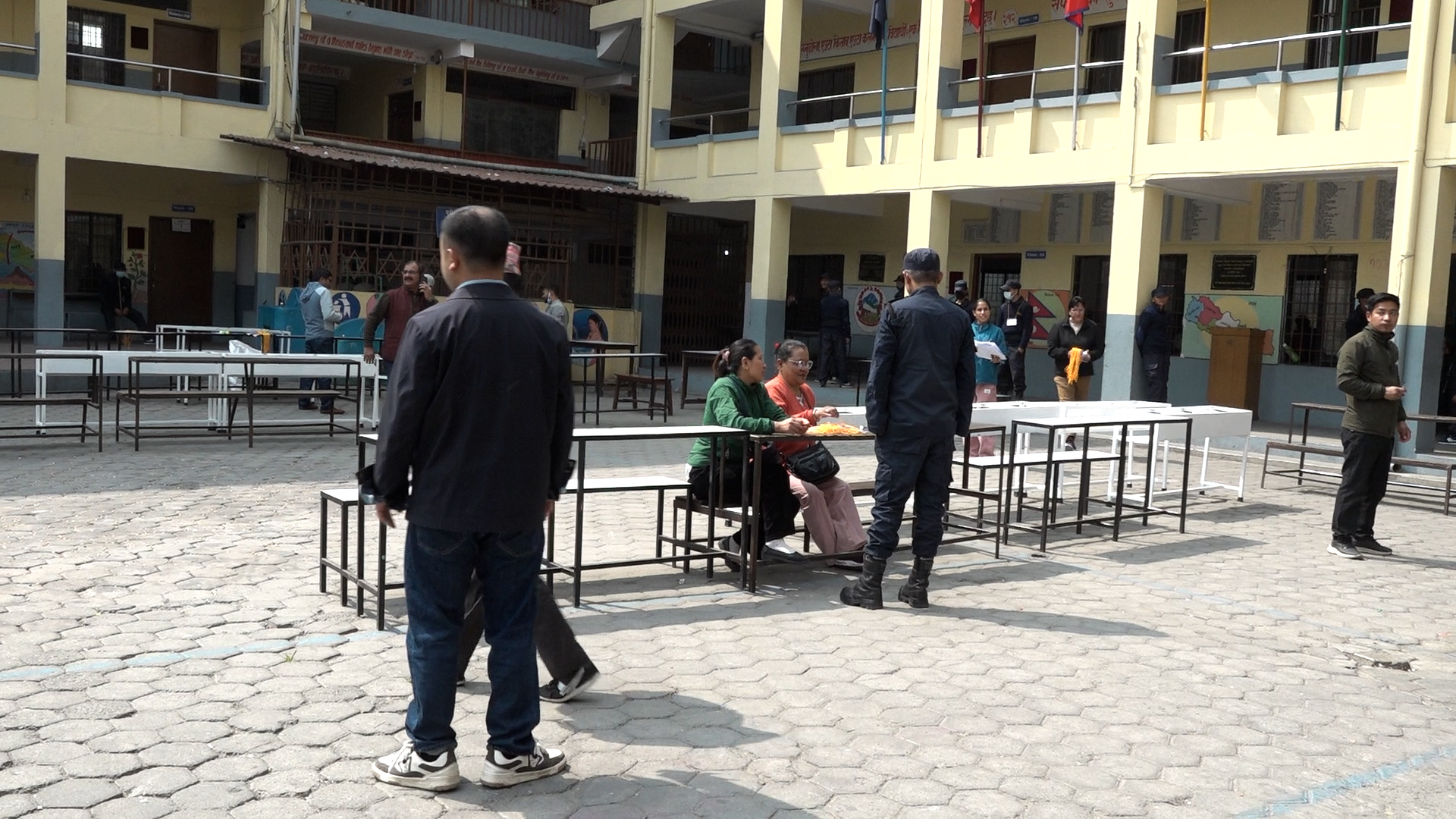 <span class='c1'>काठमाडौंमा मतदान स्थल</span> <span class='c2'>निर्माण धमाधम</span>