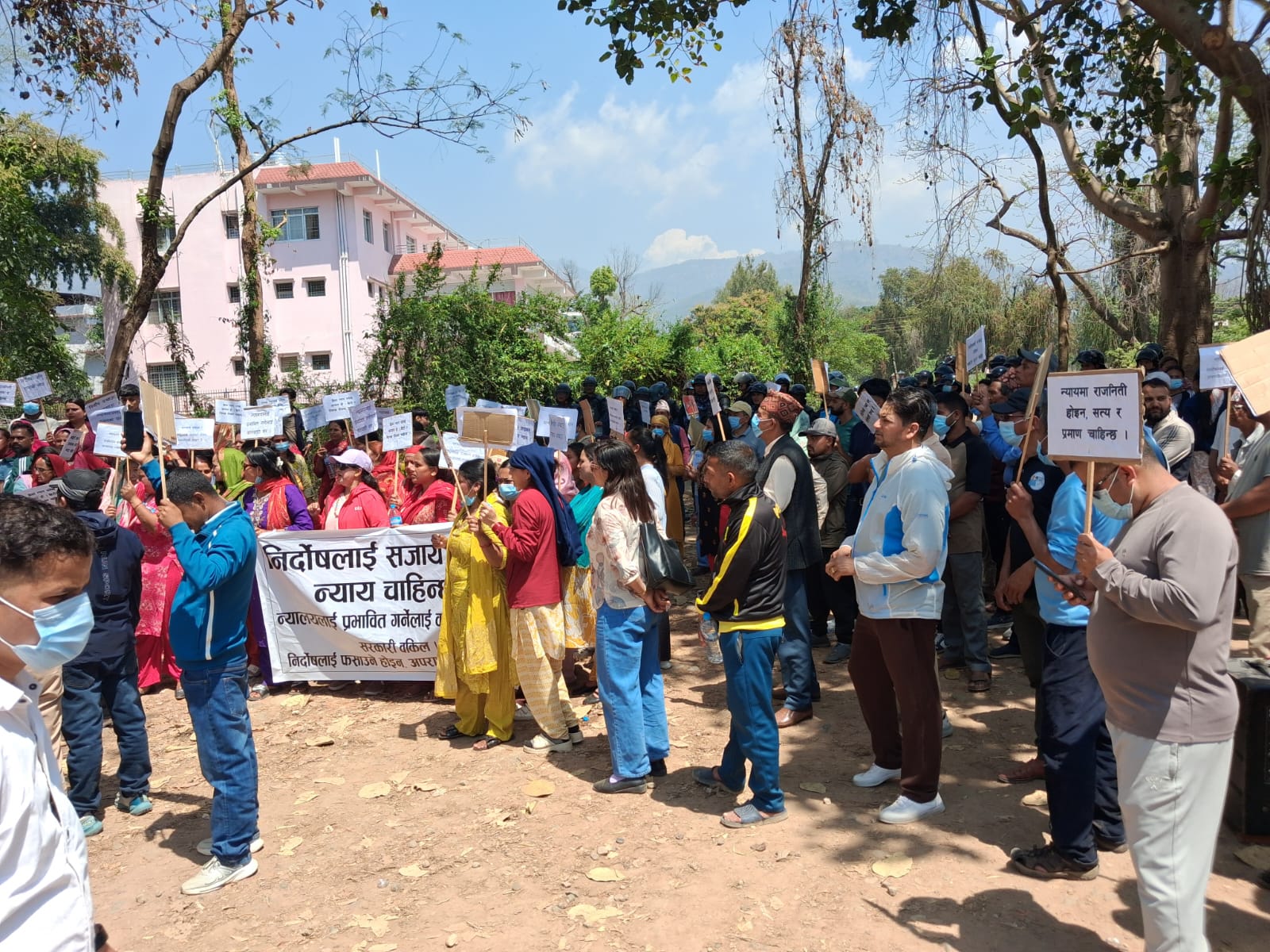 <span class='c1'>इनिशा प्रकरणमा दुबै</span> <span class='c2'>पक्ष प्रदर्शनमा</span>