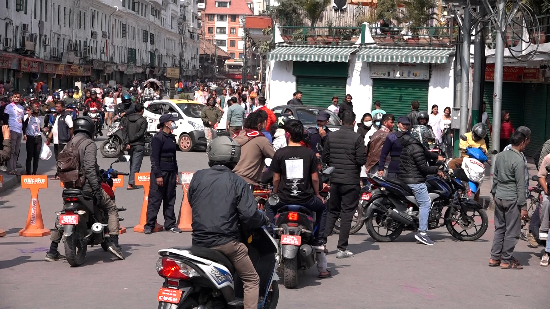 <span class='c1'>काठमाडौंको ट्राफिक व्यवस्थापनमा निर्वाचन प्रहरी,</span> <span class='c2'>ट्राफिक प्रहरी अन्यन्त्रै खटाइयो</span>