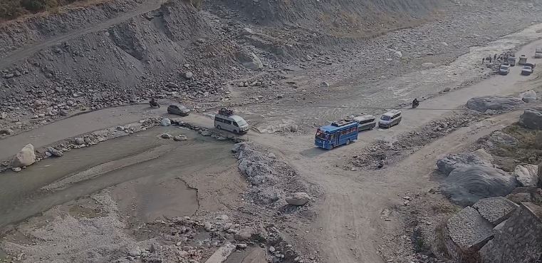 <span class='c1'>बिपी राजमार्गमा जोखिमपूर्ण यात्रा : रोशी खोलाको</span> <span class='c2'>अस्थायी कच्ची सडकले बढायो दुर्घटनाको जोखिम</span>