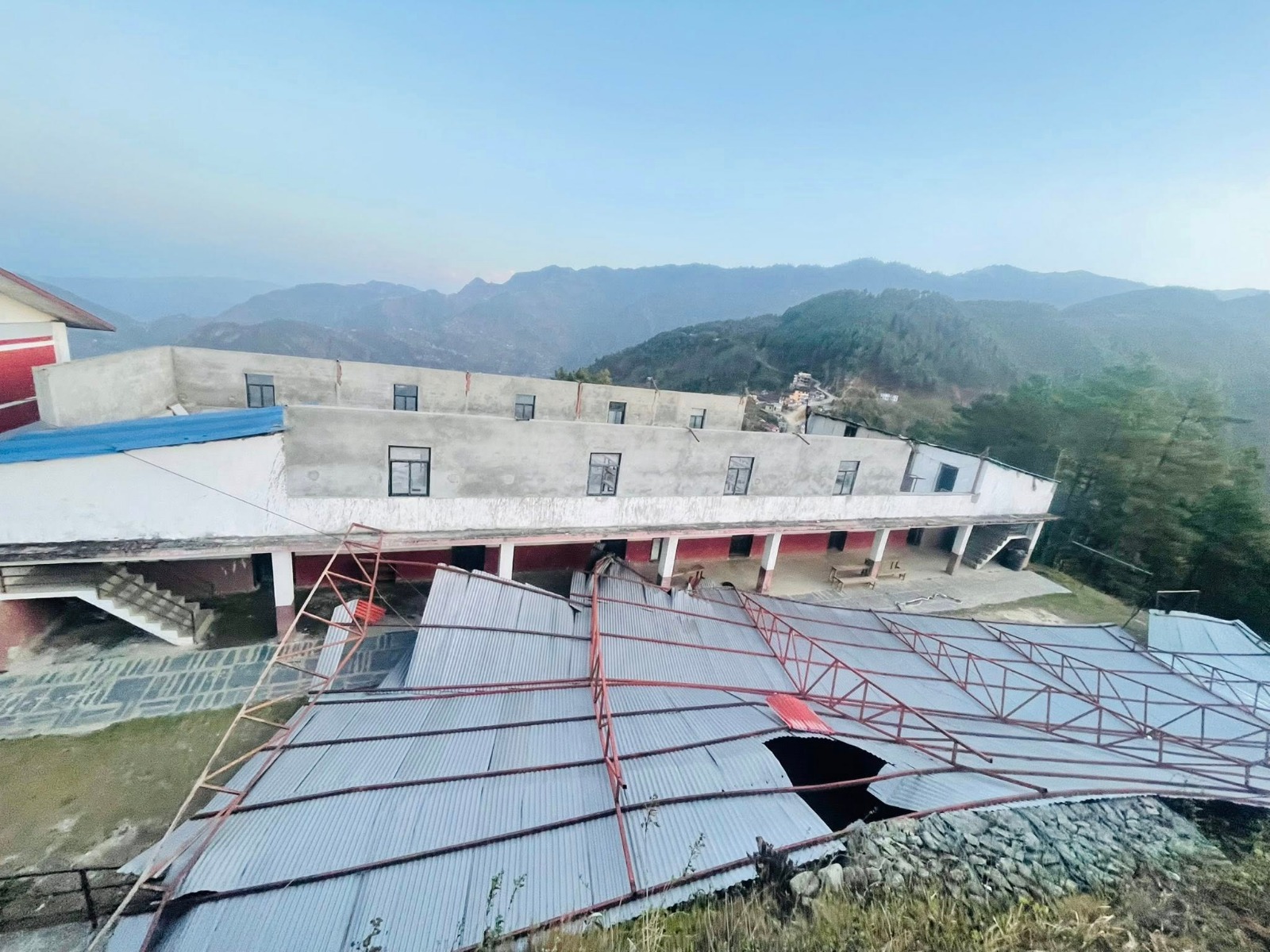 <span class='c1'>रामेछापमा १० वर्ष यताकै ठुला हावा– हुरी</span> <span class='c2'>:विद्यालयका छाना उडे, विद्युत सेवा अवरुद्ध</span>