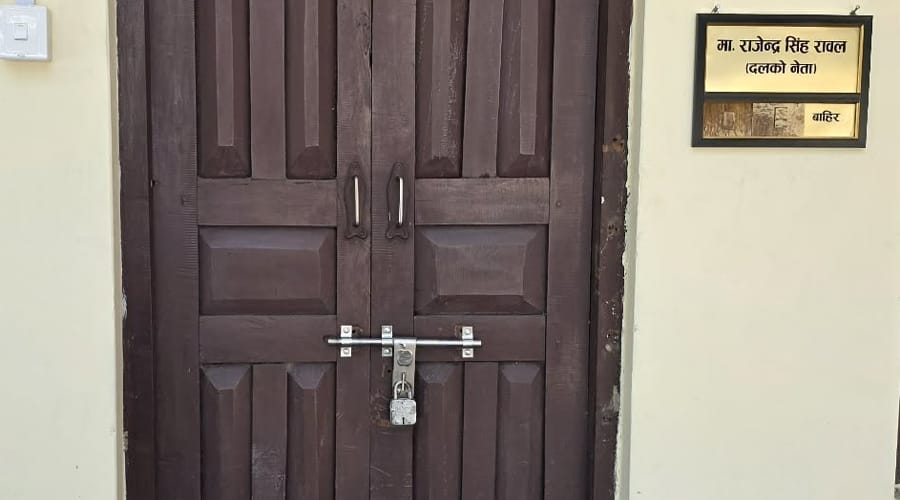 <span class='c1'>एमाले सुदूरपश्चिम संसदीय दलको</span> <span class='c2'>कार्यालयमा युवा संघको तालाबन्दी</span>