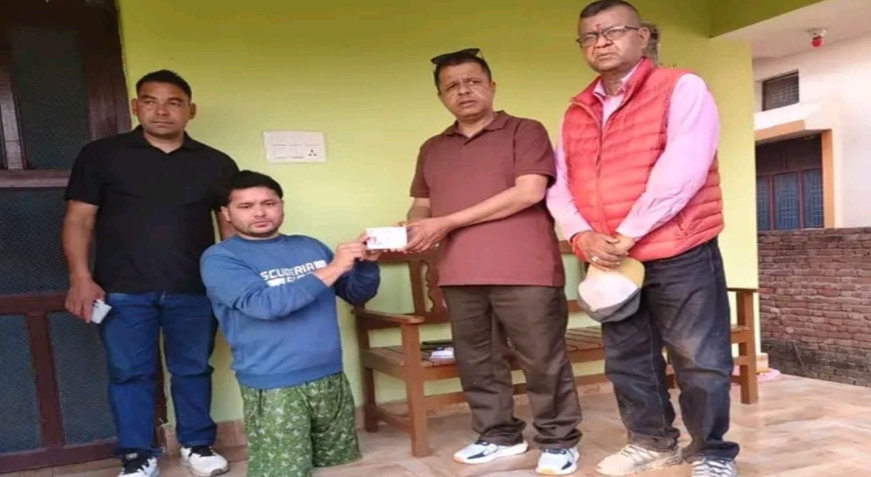 <span class='c1'>अशक्तलाई घरमै पुगेर</span> <span class='c2'>नागरिकताको प्रतिलिपी हस्तान्तरण</span>