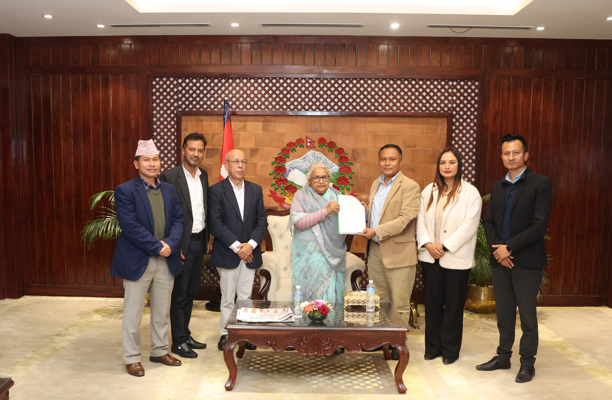 <span class='c1'>प्रधानमन्त्री कार्कीलाई उज्यालो नेपाल</span> <span class='c2'>पार्टीले बुझायो बधाई ज्ञापन</span>