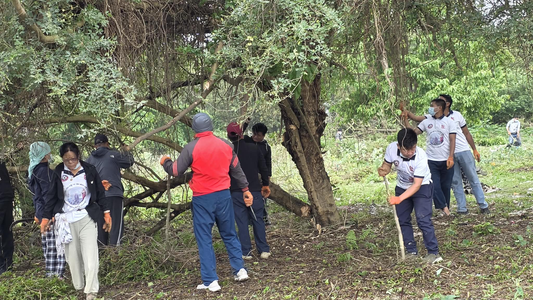 <span class='c1'>विराटनगरमा श्रमदान गर्दै </span> <span class='c2'> शमसान घाट सरसफाई</span>