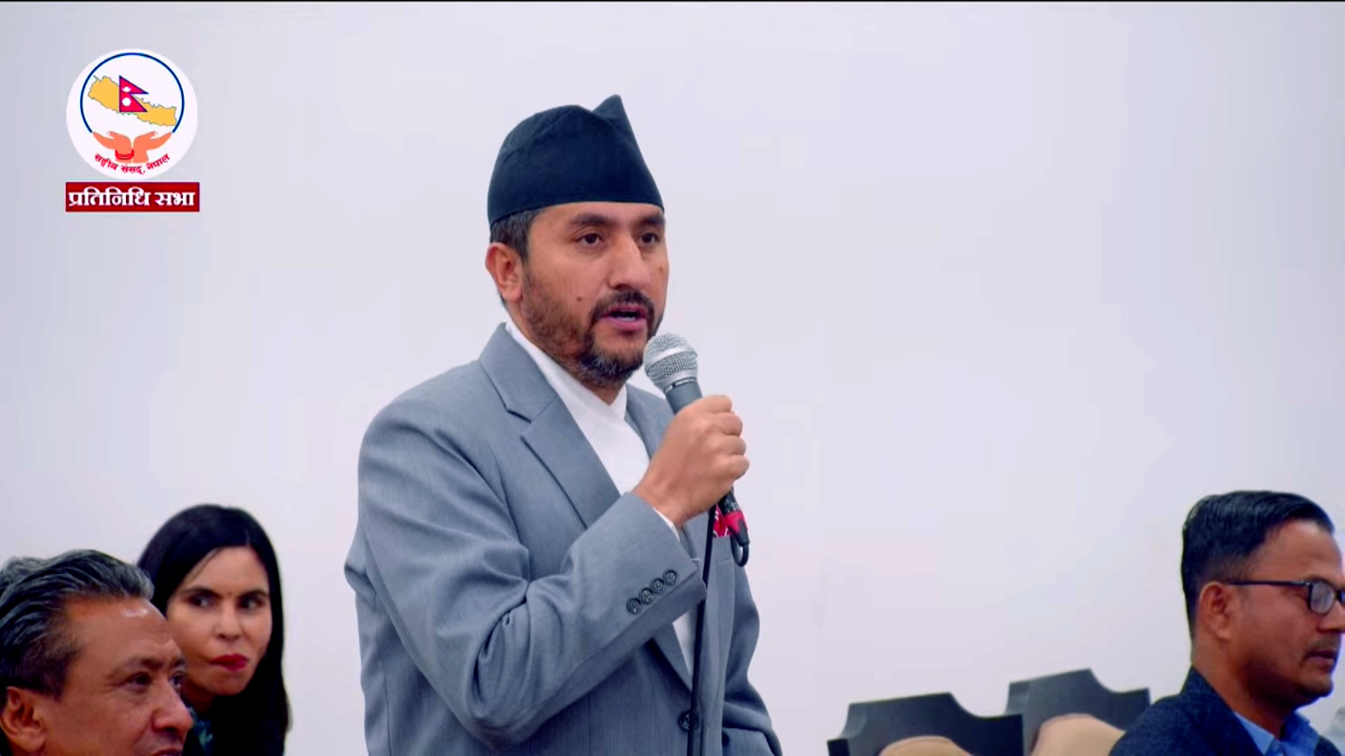 <span class='c1'>सांसद खरेलले भने : ‘संसदभित्र पुराना पातहरु हट्दै</span> <span class='c2'>गएका छन्, नयाँ पालुवाहरु पलाउँदै आएका छन्’</span>