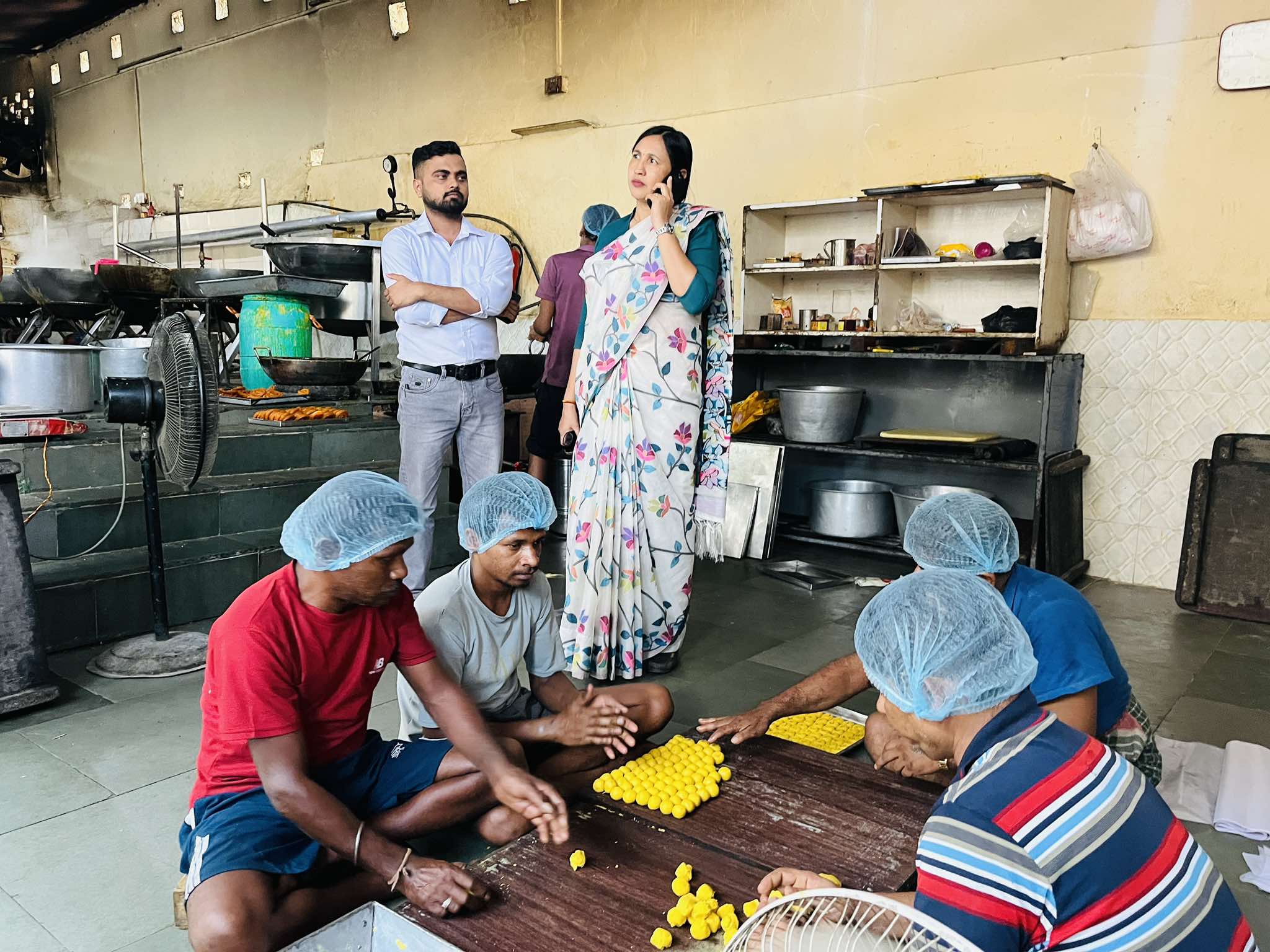 <span class='c1'>मिठाईमा नङ भेटिएपछि विराटनगर</span> <span class='c2'>महानगरको छडके अनुगमन</span>