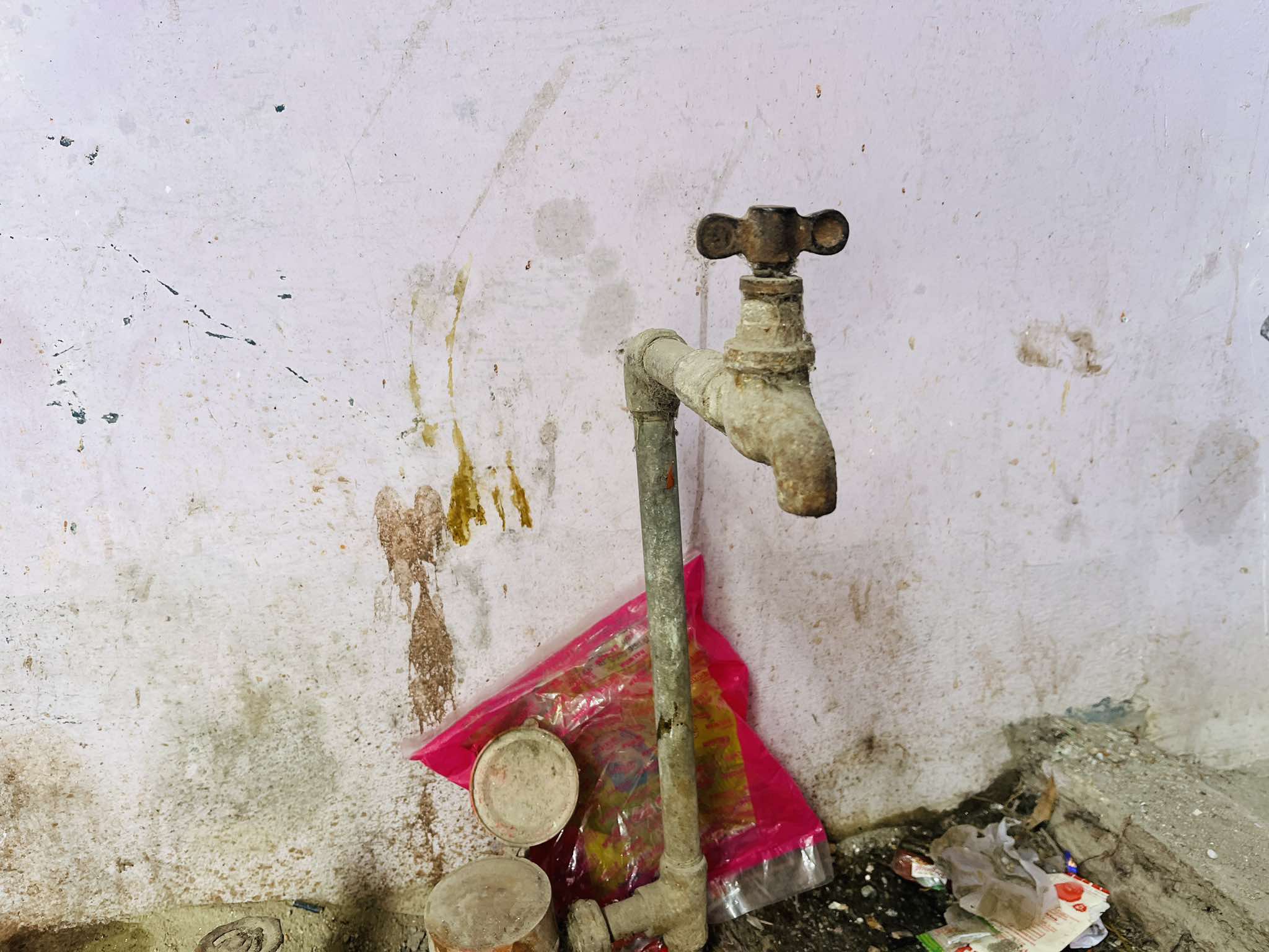 <span class='c1'>सातवर्षदेखि धारामा पानी छैन, महिनैपिच्छे</span> <span class='c2'>बिल बुझाउँछन् विराटनगरको सरोचियाटोलवासी</span>