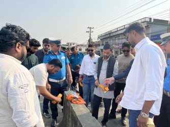 <span class='c1'>विराटनगरमा सडक दुर्घटना न्यूनीकरणका लागि</span> <span class='c2'>रिफ्लेक्टिभ स्टिकर अभियान सुरु</span>