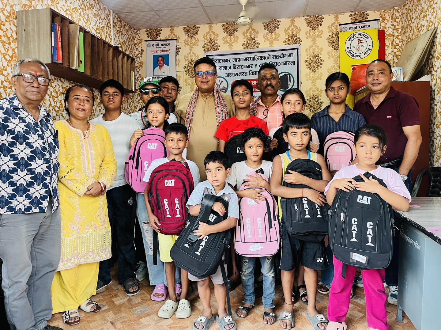 <span class='c1'>विराटनगरका हाम्रो समाज संस्थाद्वारा जेहेन्दार</span> <span class='c2'>विद्यार्थीलाई शैक्षिक सामग्री वितरण</span>