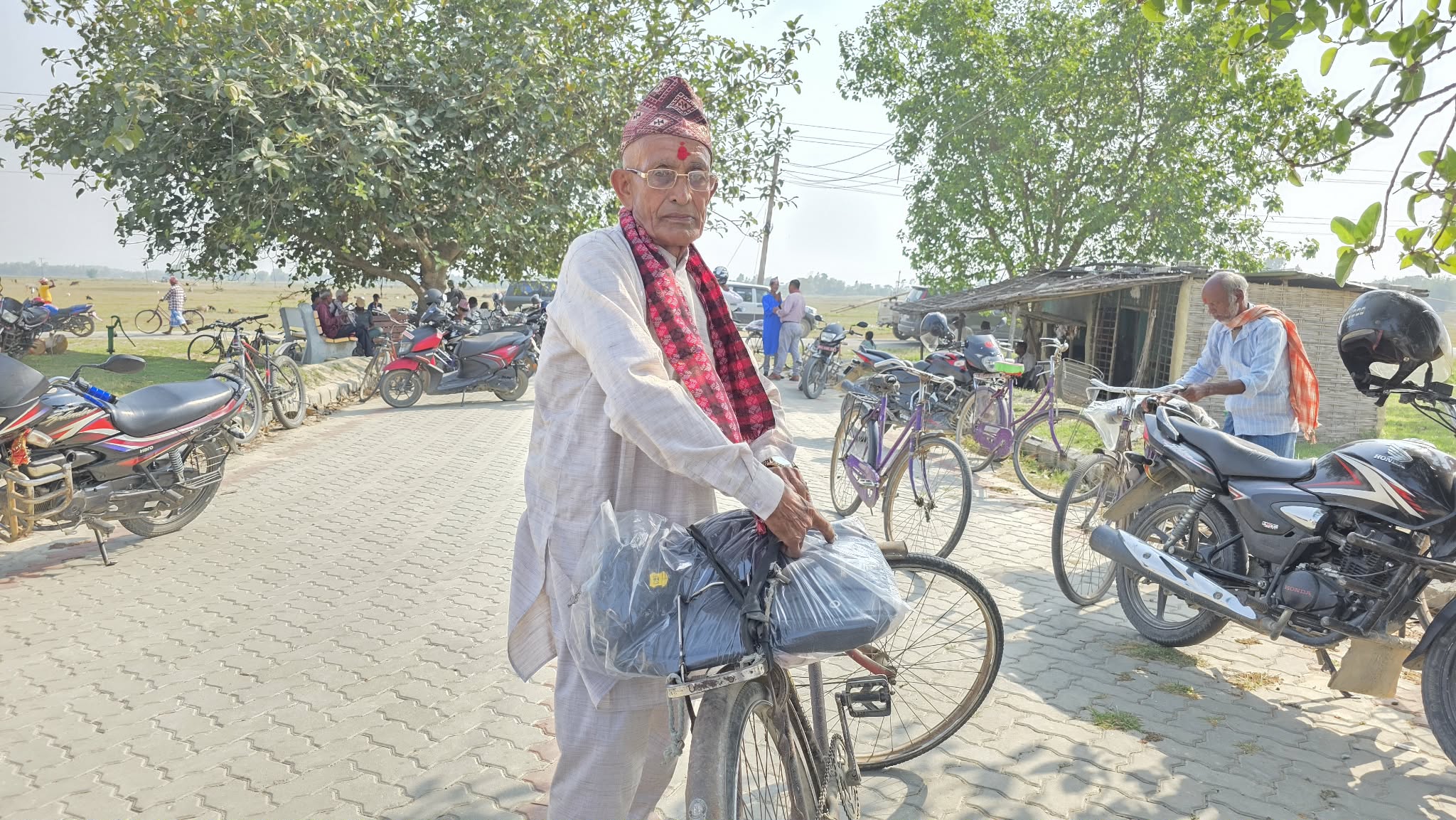 <span class='c1'>ज्येष्ठ नागरिकलाई काम लाग्ने व्याग</span> <span class='c2'>र विद्यार्थीलाई शैक्षिक सामाग्री</span>