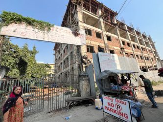 <span class='c1'>कोशी अस्पतालको भवन निर्माणमा</span> <span class='c2'>लापर्वाही, बारम्बार म्याद–बढ्दैन काम</span>