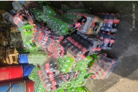 <span class='c1'>कोक-फेन्टा पनि भारतबाट तस्करी, सुनवर्षीमा</span> <span class='c2'>प्रहरीले गोदाममा हान्यो छापा</span>