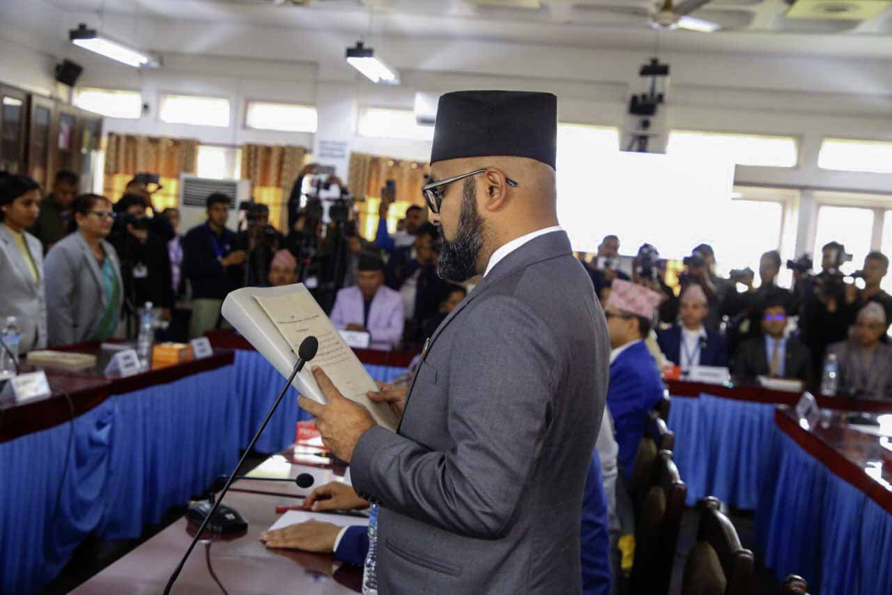 <span class='c1'>१२ वटा समिति सभापतिहरुले लिए</span> <span class='c2'>पद तथा गोपनियताको सपथ</span>