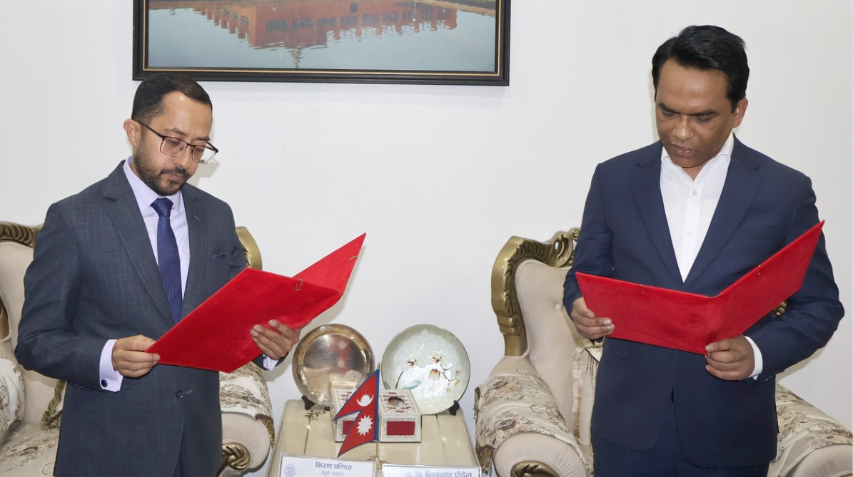 <span class='c1'>नवनियुक्त डेपुटी गभर्नर पण्डितले</span> <span class='c2'>शपथ ग्रहणसँगै पदबहाली गरे</span>